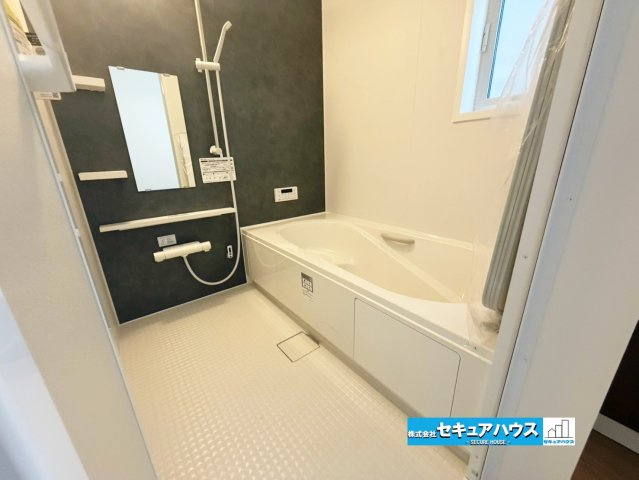 【完成しました！】東海市加木屋町唐畑　全1棟の浴室|【浴室】
◆アクセントパネルで落ち着きのある雰囲気を演出します。毎日の疲れを癒やすバスタイムをお楽しみ下さい！
◆窓付きで、カビの繁殖を抑える効果があります。