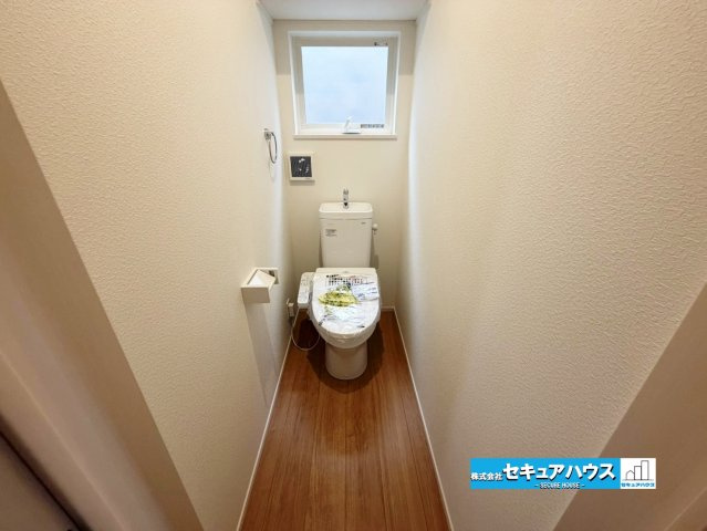 【完成しました！】東海市加木屋町唐畑　全1棟のトイレ|【高機能トイレ】
◆高機能トイレの多くは便器のフタの開閉が自動であり、使用後に手動で水を流す面倒もなく非常に便利です。スタイリッシュな見た目で、お掃除しやすく、節水効果が高いです。