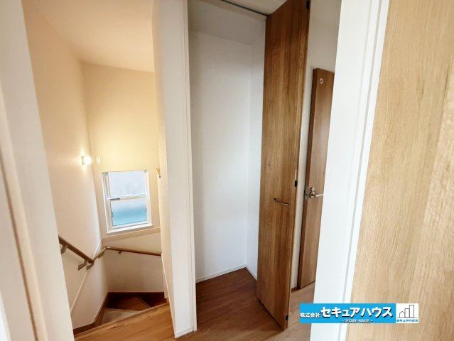 【完成しました！】東海市加木屋町唐畑　全1棟の収納|【２F廊下収納】
◆廊下収納は、掃除用品や日用品などをすぐに取り出せる便利な収納スペースです。生活動線上にあるため使い勝手が良く、お部屋をすっきり保てます。　　　　　　　　　　　　　　　　　　　　　　