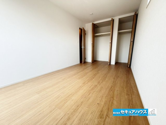 【完成しました！】東海市加木屋町唐畑　全1棟の洋室|【洋室7.5帖】
◆広々とした居住空間は日々の暮らしを彩り、心のやすらぎと満足感を与えてくれます。通風と採光を考慮した設計は子供たちはのびのび育ち、家族でくつろぎと団らんを生み出します。　　　　　　　