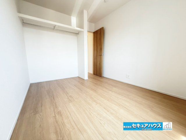 【完成しました！】東海市加木屋町唐畑　全1棟の収納|【納戸5.3帖】
◆収納力たっぷりの納戸は、季節用品や大型の荷物、普段使わない物の収納に便利なスペースです。お部屋をすっきり保ち、快適な住空間づくりをサポートします。　　　　　　　　　　　　　　　　　