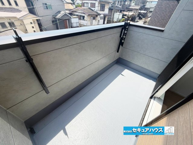 【完成しました！】東海市加木屋町唐畑　全1棟のバルコニー|【バルコニー】
◆見晴らしもよく、太陽の温かな温もりをめいっぱい受け止めてくれます。
太陽の光と爽やかな風を受けたお洗濯物はあっという間に乾き、取りこむ時には太陽の匂いを感じられそうですね。　