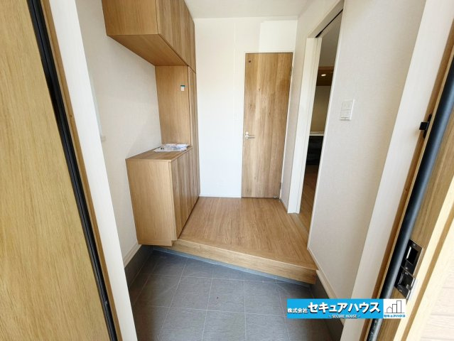 【完成しました！】東海市加木屋町唐畑　全1棟の玄関|【玄関】
◆光が差し込み明るいです。気分も晴れやかになりますね。
◆玄関には、収納力のあるシューズボックスがございます。玄関まわりがすっきり片付きます。　