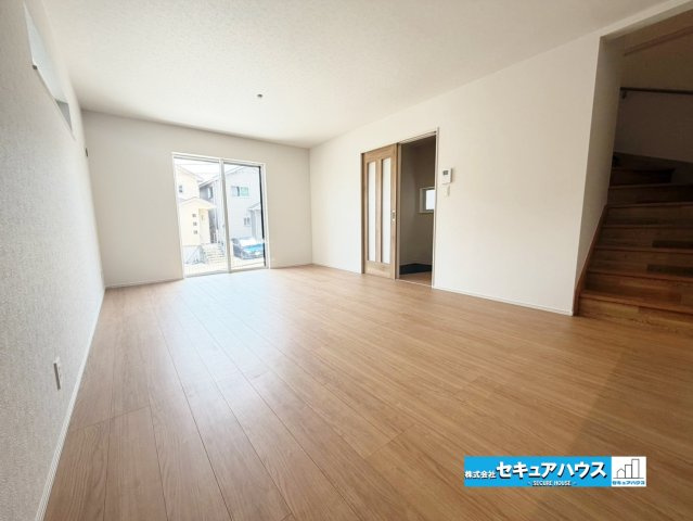【完成しました！】東海市加木屋町唐畑　全1棟の居間・リビング|【LDK】
◆家族揃ってリビングで過ごすお休みの日が、楽しみになる場所となることでしょう。
対面式のオープンキッチンは、家事をしながら家族の様子が一目でわかる安心＆便利設備♪
