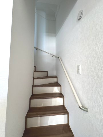 【内装】 | 春日市春日原東町4丁目　D号棟（全4棟）【仲介手数料無料・0円】 | 現地写真。2階へ上がる階段です。手摺もついて安全ですね。