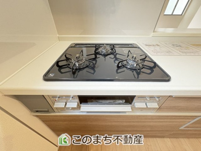 【キッチン】 | Livele Garden.S　加須市三俣1丁目　 | 3口ビルトインコンロで同時調理可能☆時短家事につながりますね☆