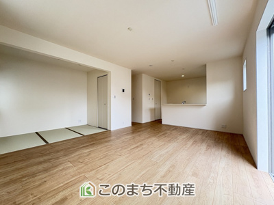 【居間・リビング】 | Livele Garden.S　加須市三俣1丁目　 | 窓が多く明るいリビングスペース☆ご家族の団らんを明るい日差しがが照らします☆