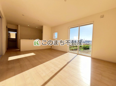 【居間・リビング】 | Livele Garden.S　加須市三俣1丁目　3号棟 | 同社施工物件写真。※建具やフローリング、その他仕様が異なる場合がございます。