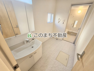 【洗面所】 | Livele Garden.S　加須市三俣1丁目　3号棟 | 同社施工物件写真。※建具やフローリング、その他仕様が異なる場合がございます。