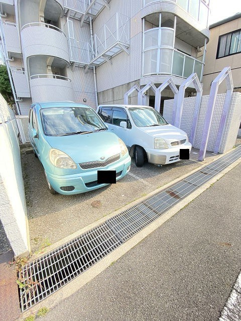 シロハイヌ武庫之荘の駐車場