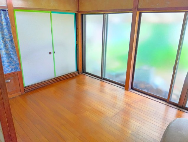 売中古戸建　富士市比奈の洋室|大きな収納があります。お部屋を広く使えますね。
