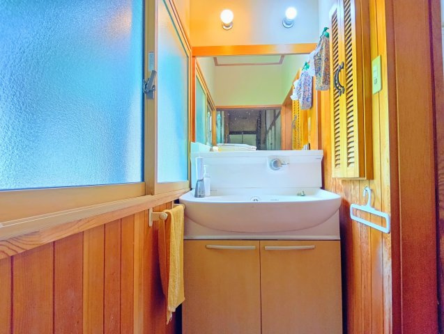 売中古戸建　富士市比奈の独立洗面台|洗面台の横には大きな窓があります。十分な換気が出来ますね。