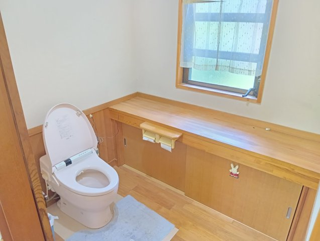 売中古戸建　富士市比奈のトイレ|明るく広々としたトイレです。消耗品のストックや掃除用品なども沢山入りますね。