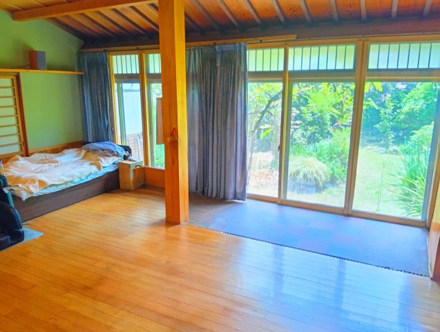 売中古戸建　富士市比奈の洋室|大きな窓の外にはお庭が広がります。自然を身近に感じられますね。
