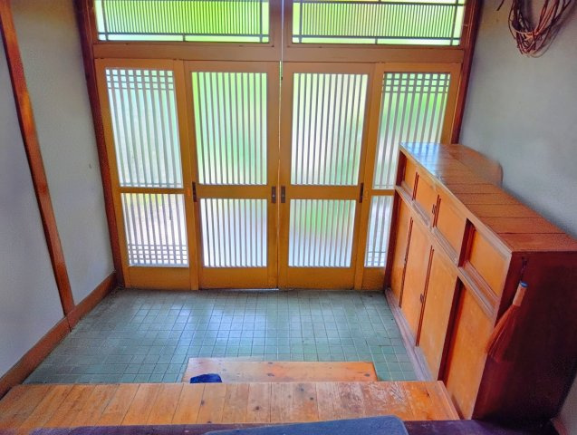 売中古戸建　富士市比奈の玄関|光が差し込む明るい玄関です。広々としていて開放感があります。