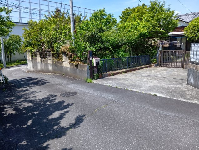 売中古戸建　富士市比奈の前面道路含む現地写真|三島富士線まで車で約1分です。
富士市街や沼津・三島方面へのアクセスがスムーズです。
