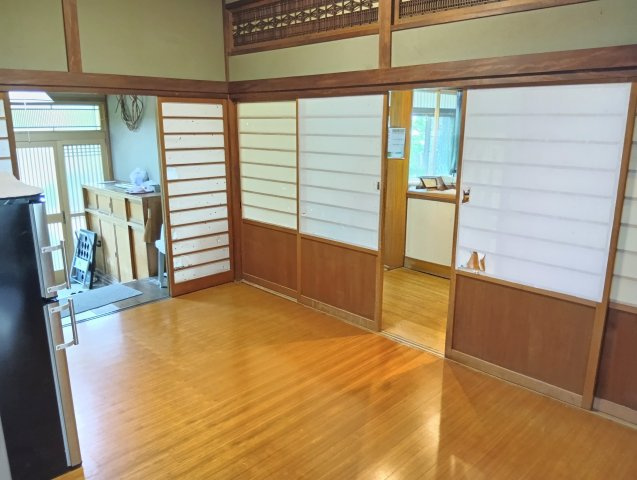 売中古戸建　富士市比奈の内装|玄関前のお部屋です。ご家族の帰宅がすぐに分かるので会話も弾みそうですね。