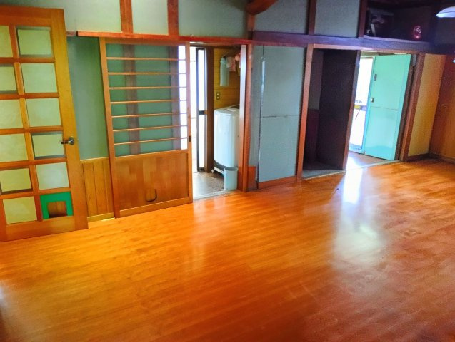 売中古戸建　富士市比奈の居間・リビング|内装リフォーム済みです。スムーズに新生活が始められますね。