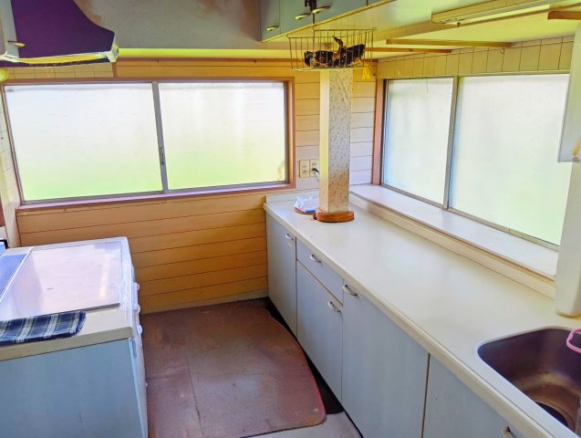売中古戸建　富士市比奈のキッチン|２面からの採光で明るいキッチンです。吊戸棚があるので沢山収納出来ますね。