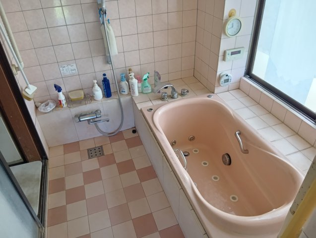 売中古戸建　富士市比奈の浴室|明るく広々とした浴室です。ご家族との入浴もスムーズですね。