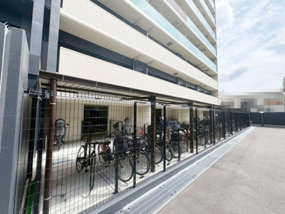 【駐輪場】 | ワコーレ西田辺リーブス | 駐輪場に屋根があるので、雨の日に自転車が濡れにくく嬉しいですね♪