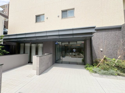 【エントランス】 | ワコーレ西田辺リーブス | お部屋を広く利用するために必須なクローゼットが付いています♪もちろんお荷物を収納されても良しの勝手の良いクローゼットは嬉しいですね♪