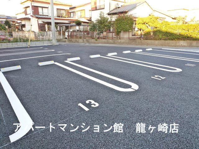 グランスタ　エイアールの駐車場