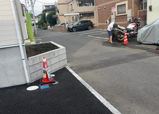【前面道路含む現地写真】 | 前面道路は平坦で歩行者やお車の通行もスムーズに行えます。車庫入れのしやすさや前面道路の幅員、周辺の交通量、近隣施設へのアクセスなど、生活に関わる重要な周辺環境は現地見学にて直接お確かめください。