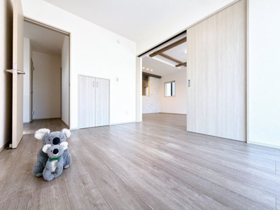 【洋室】 | 前橋市荒牧町　新築住宅 | リビングを通らず入れる洋室。
来客時の客間やお子様のお昼寝など多用途にお使いいただけます。