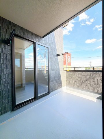 【バルコニー】 | 前橋市荒牧町　新築住宅 | お日さまがほほえむバルコニー。
洗濯物もよく乾き、季節の移ろいを感じながら過ごせます。