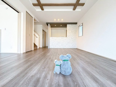 【居間・リビング】 | 前橋市荒牧町　新築住宅 | 家族が自然と集まるリビング・ダイニング明るい光が差し込み、笑顔があふれる心地よい空間です。