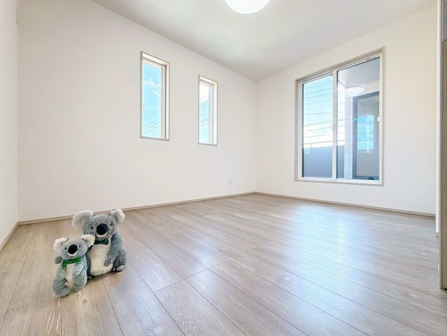 【洋室】 | 前橋市荒牧町　新築住宅 | さまざまにカスタマイズしていただけるシンプルなデザインの内装。ご自身で素敵な空間を創り上げられます。