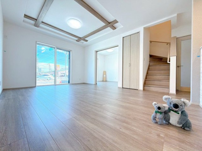 【居間・リビング】 | 前橋市荒牧町　新築住宅 | 家族が自然と顔を合わせやすいリビング階段が魅力です。
