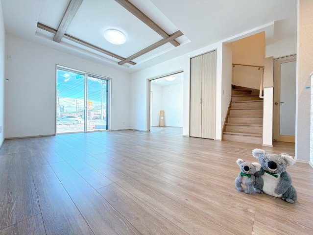 【居間・リビング】 | 前橋市荒牧町　新築住宅 | 家族が自然と顔を合わせやすいリビング階段が魅力です。
