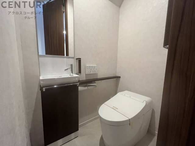 温水洗浄便座付きのトイレです♪
