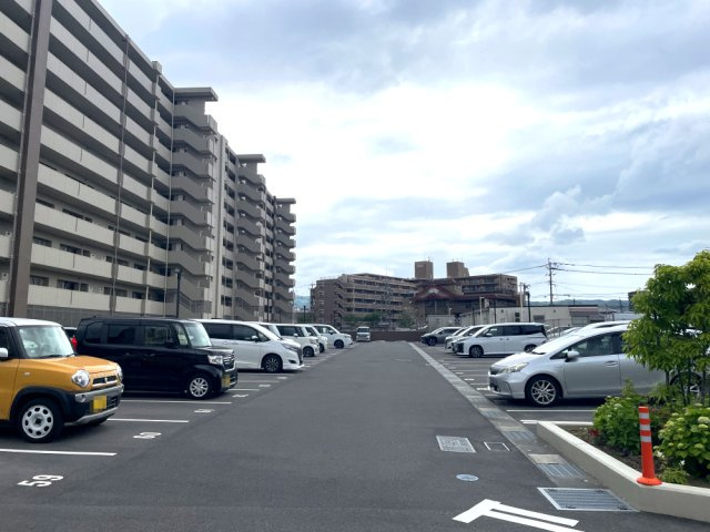アルファスマート谷山緑地壱番館の駐車場
