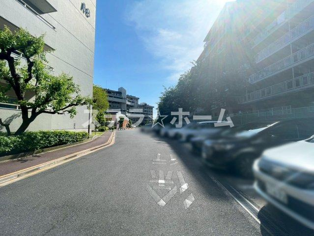 公社山田西第2次団地A8棟の駐車場|敷地内に平面駐車場もございます