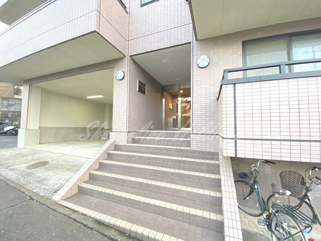 藤沢市亀井野１丁目の賃貸マンションのエントランス