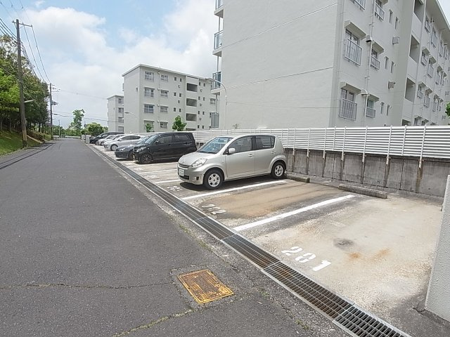 ひよどり台団地（3）21号棟の駐車場|敷地内の駐車場完備