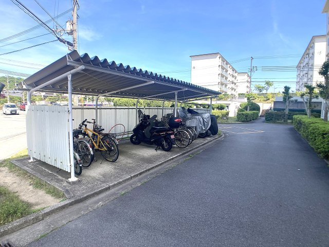 ひよどり台団地（3）21号棟のその他共用部分|駐輪スペース、屋根付きです