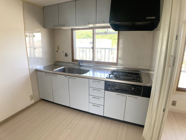 ひよどり台団地（3）21号棟のキッチン|システムキッチン、3口ガスコンログリル付き