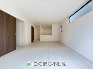 【居間・リビング】 | Livele Garden.S　加須市三俣1丁目　 | 窓が多く明るいリビング☆ご家族の団らんを明るい日差しが照らします☆