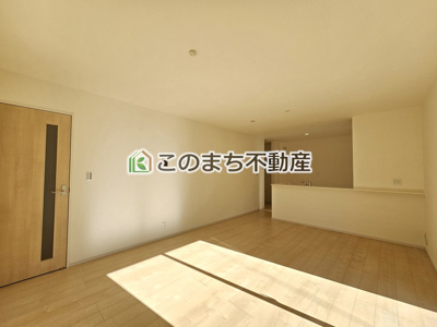 【居間・リビング】 | Livele Garden.S　加須市三俣1丁目　4号棟 | 同社施工物件写真。※建具やフローリング、その他仕様が異なる場合がございます。