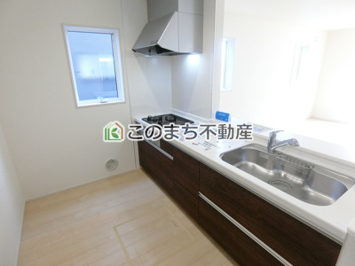 【キッチン】 | Livele Garden.S　加須市三俣1丁目　4号棟 | 同社施工物件写真。※建具やフローリング、その他仕様が異なる場合がございます。
