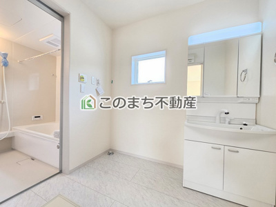 【洗面所】 | Livele Garden.S　加須市三俣1丁目　4号棟 | 同社施工物件写真。※建具やフローリング、その他仕様が異なる場合がございます。