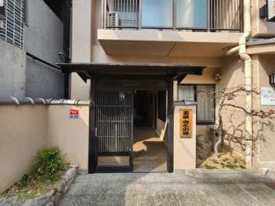玉屋・山三小路のエントランス