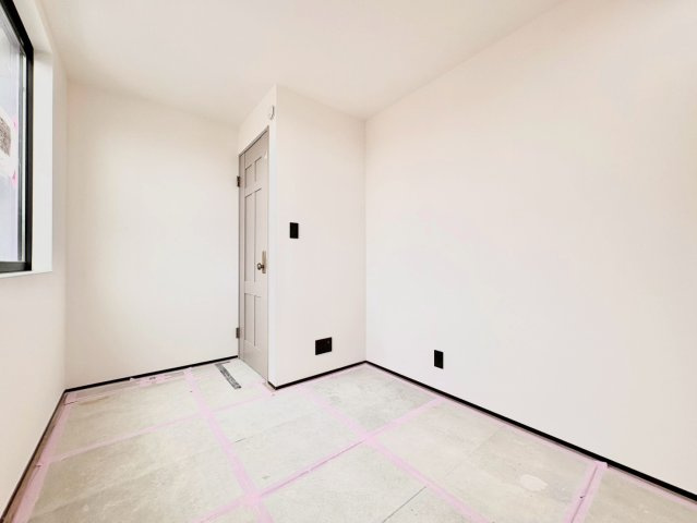【TOKYO BASE】大田区羽田2丁目　新築戸建の洋室|2026.07.06撮影

現地ご見学希望・資料請求などお気軽にお問い合わせ下さい！
03-5990-5201