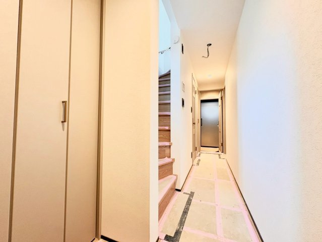 【TOKYO BASE】大田区羽田2丁目　新築戸建の玄関|2026.07.06撮影

現地ご見学希望・資料請求などお気軽にお問い合わせ下さい！
03-5990-5201