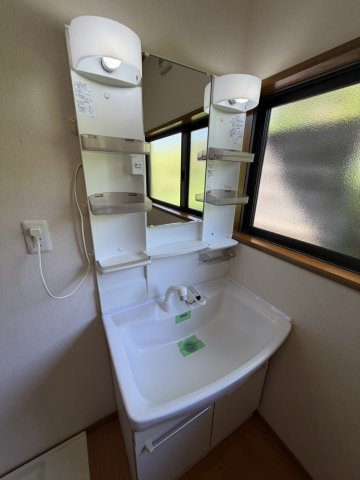 伊賀屋敷戸建の独立洗面台