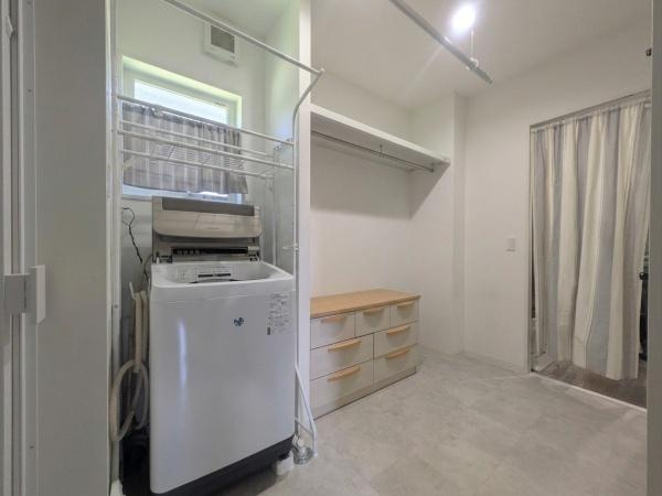 大字江無田　戸建ての独立洗面台|洗面所はシンプルで機能的な空間です。収納が充実しており使いやすさが感じられます。洗濯機置き場も設けられており家事動線が考えられています。清潔感のある内装が特長です。